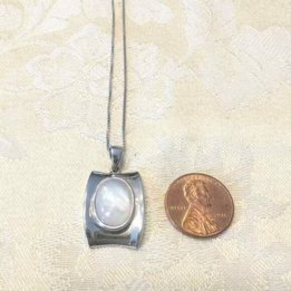 925 Sterling Silver & Mother of Pearl Pendant Necklace 18" 925 Box Chain - Picture 1 of 3